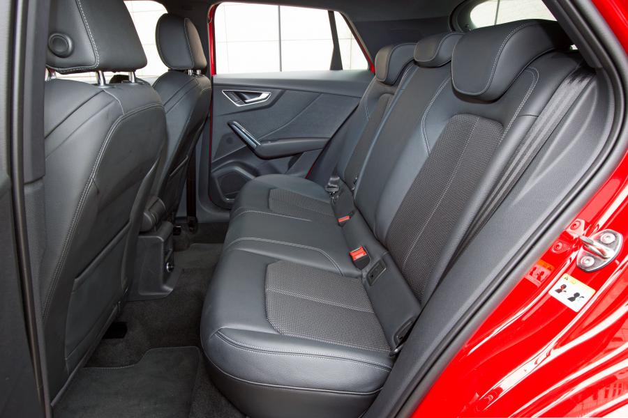 Интерьер Audi Q2 TFSI S-Line 2017 года  (JP) (фото 3 из 14)